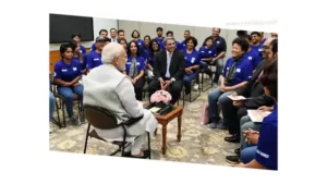 प्रधानमंत्री मोदी और बछेंद्री पाल गंगा बचाओ अभियान पर चर्चा करते हुए 